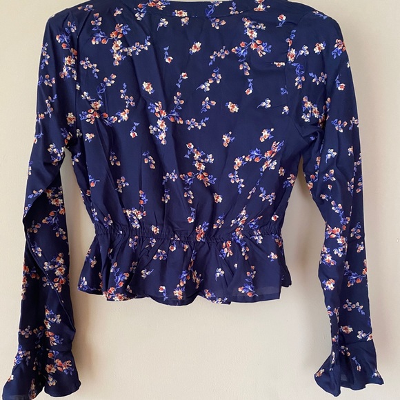 Floral Ruffle Crop Top ✨ - Picture 2 of 5